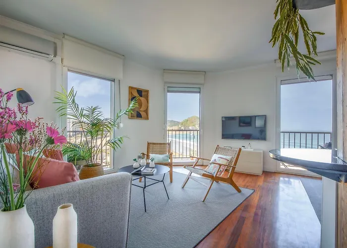 Sea Views From 4 Balconies Walk Score 90